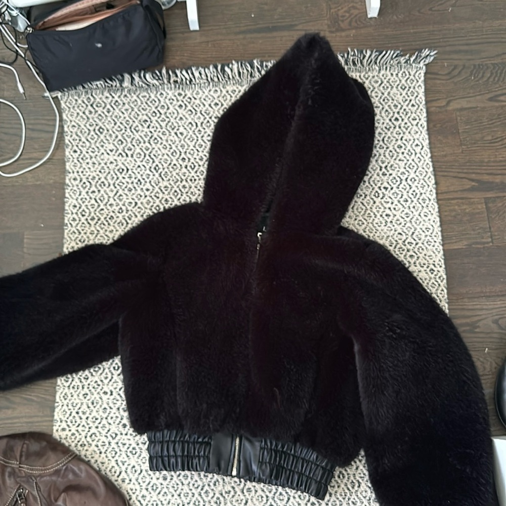 Iamgia fur coat the interior leather is peeling really bad